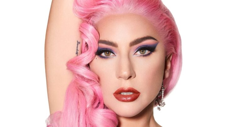 Леди Гага снова за свое: безвкусный наряд шокировал поклонников